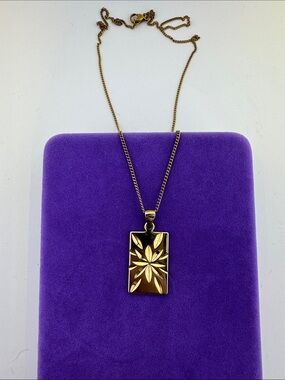 💛 Vintage Gold Tone Rectangular Starburst Pendant Necklace | Floral Diamond Cut